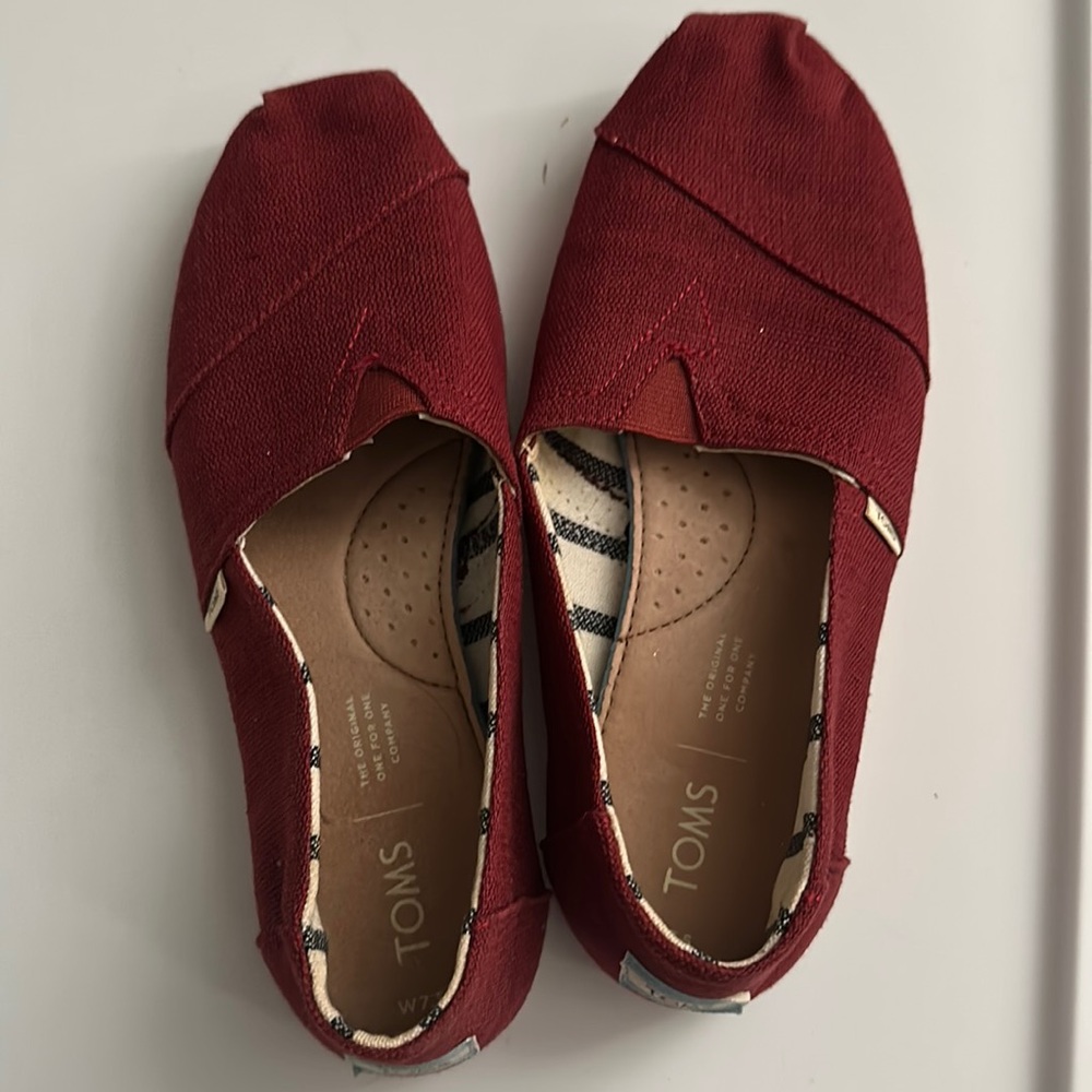 Burgundy toms slide 7.5